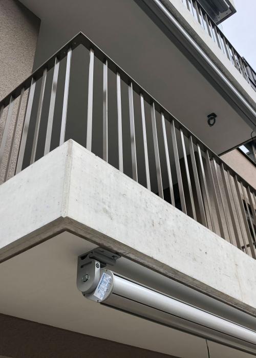Balkongeländer ausserhalb Windschutzverglasung