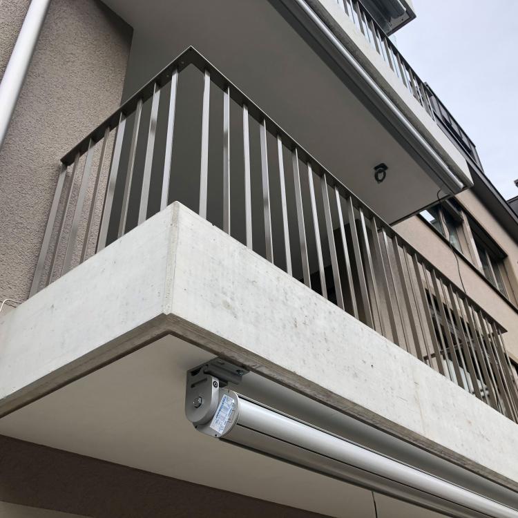 Balkongeländer ausserhalb Windschutzverglasung