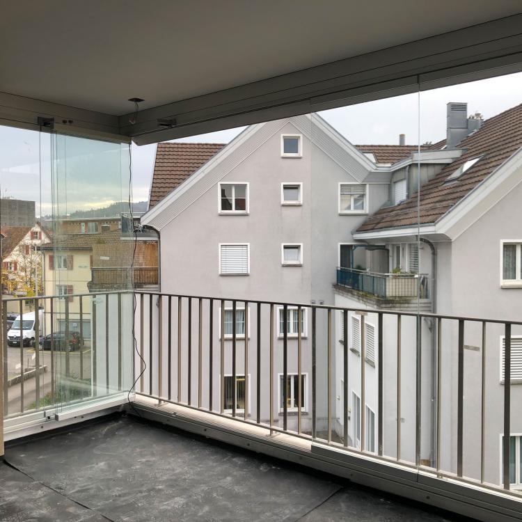 Balkongeländer mit Windschutzverglasung