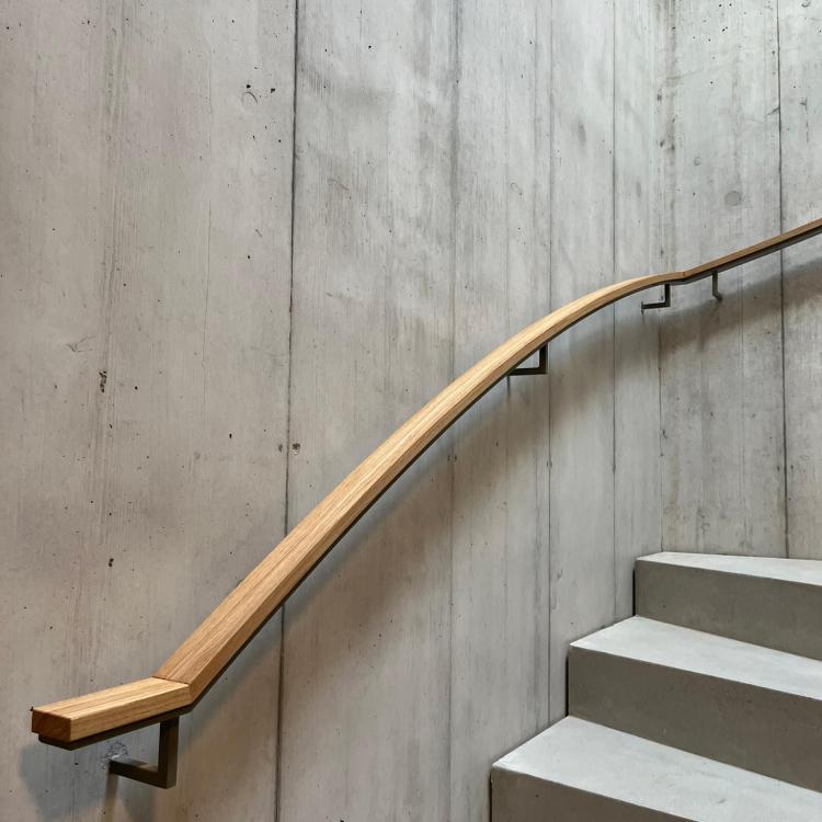 Treppengeländer-Holzhandlauf-Austritt